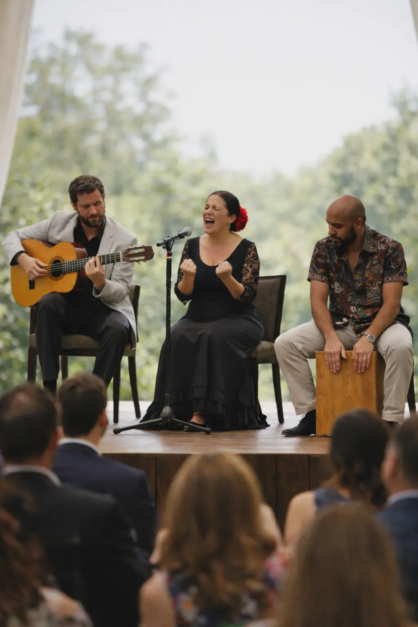 Artistas flamencos actuando en un evento en un hotel de lujo